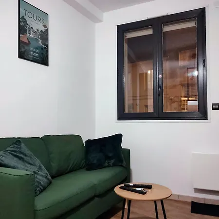 Tres Beau Quartier Cathedrale Bord De Loire Daire