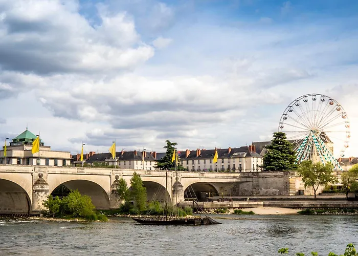 Tres Beau Quartier Cathedrale Bord De Loire Daire