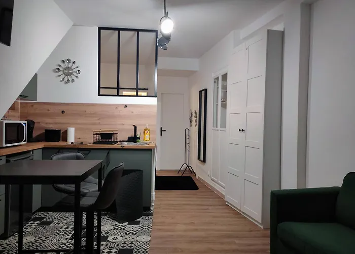 Tres Beau Quartier Cathedrale Bord De Loire