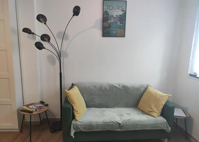 Tres Beau Quartier Cathedrale Bord De Loire